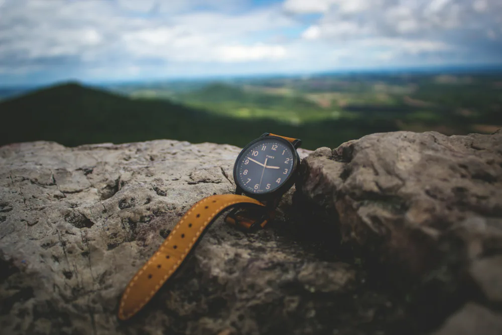 Armbanduhr auf Fels