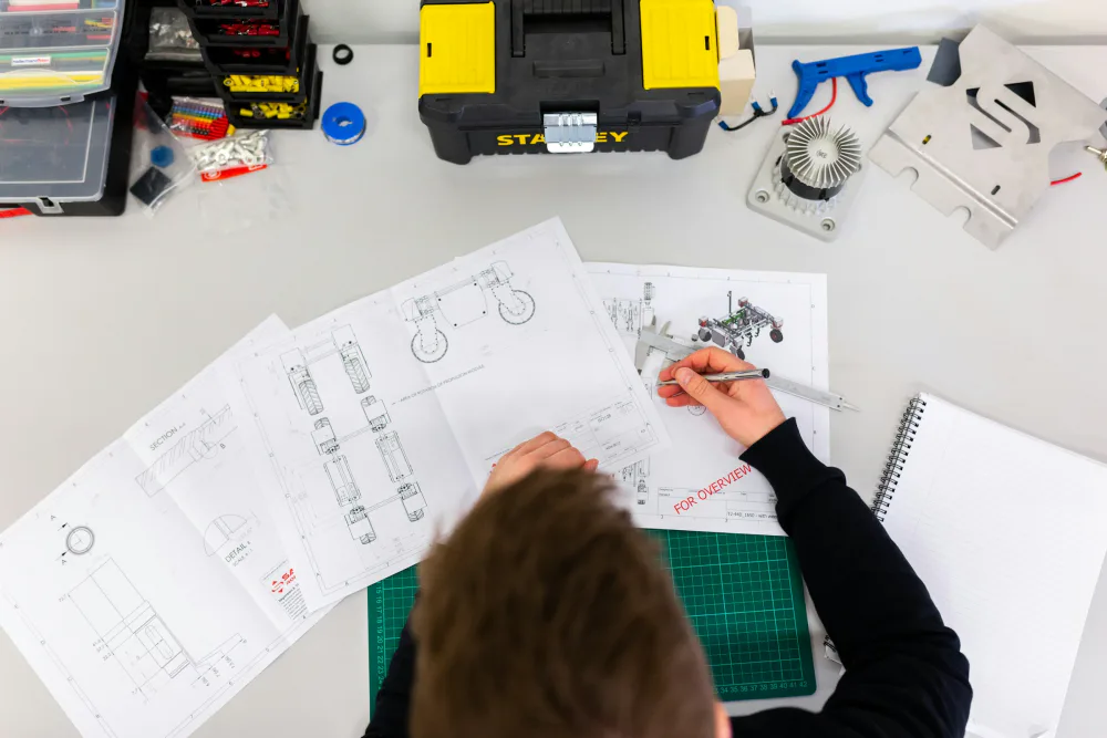 Konstruktionszeichnung am Werktisch