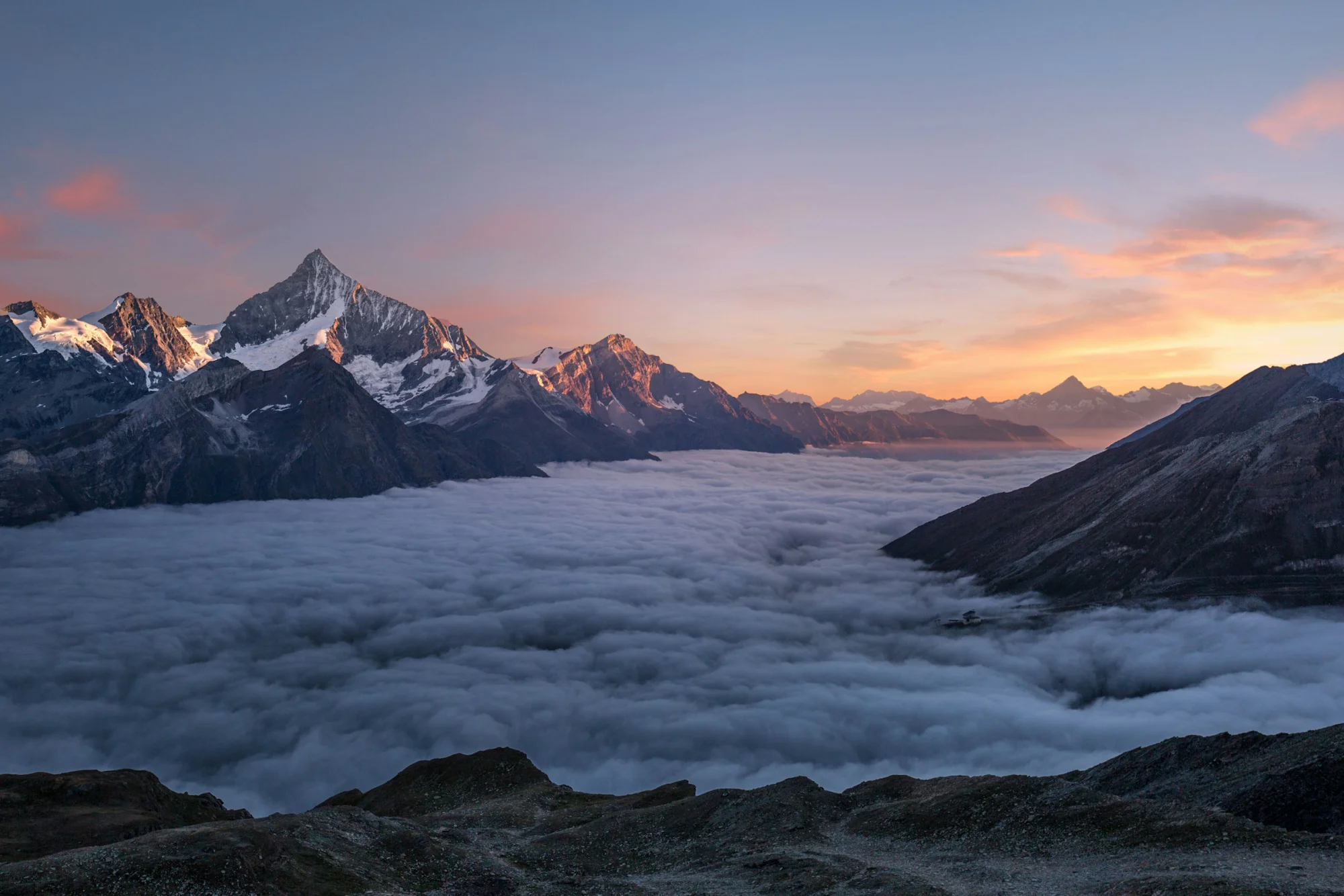 Berge über dem Nebel in der Dämmerung