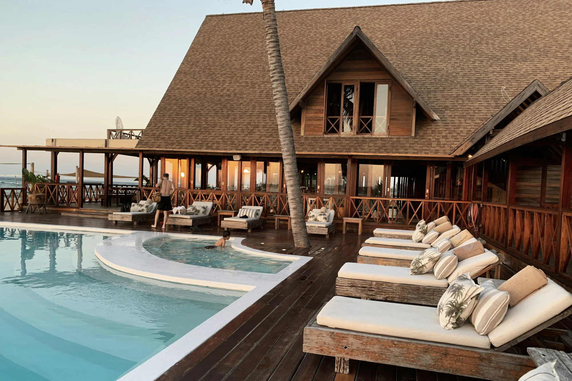 Holzhaus mit Pool am Abend
