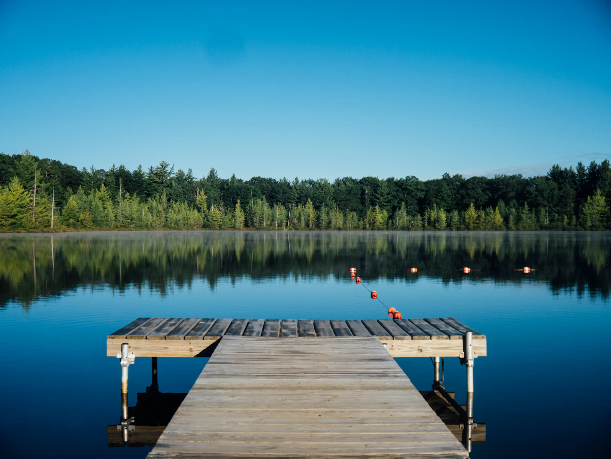 Holzsteg über ruhigem Wasser