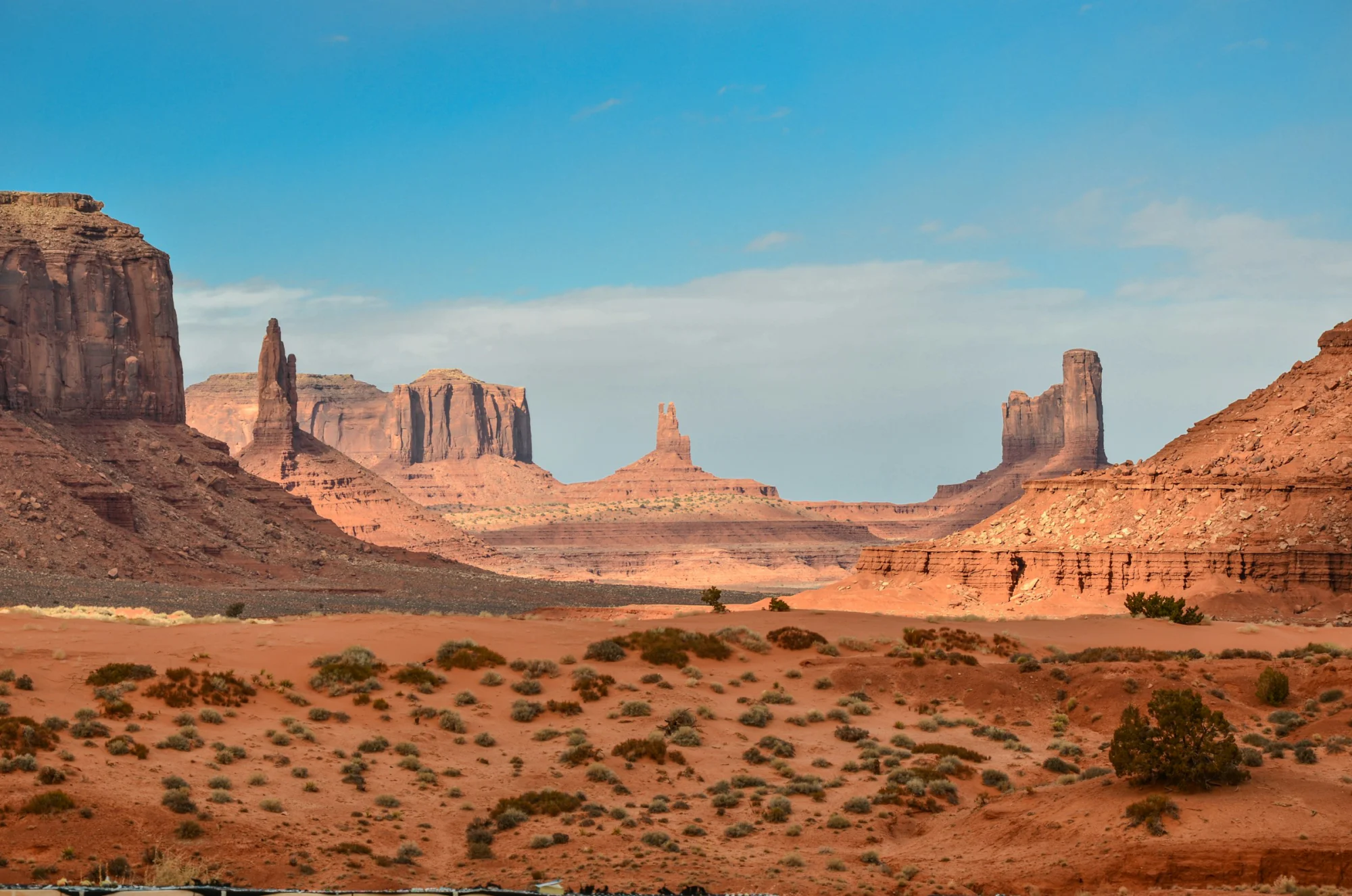 Weite Landschaft, erdige Struktur