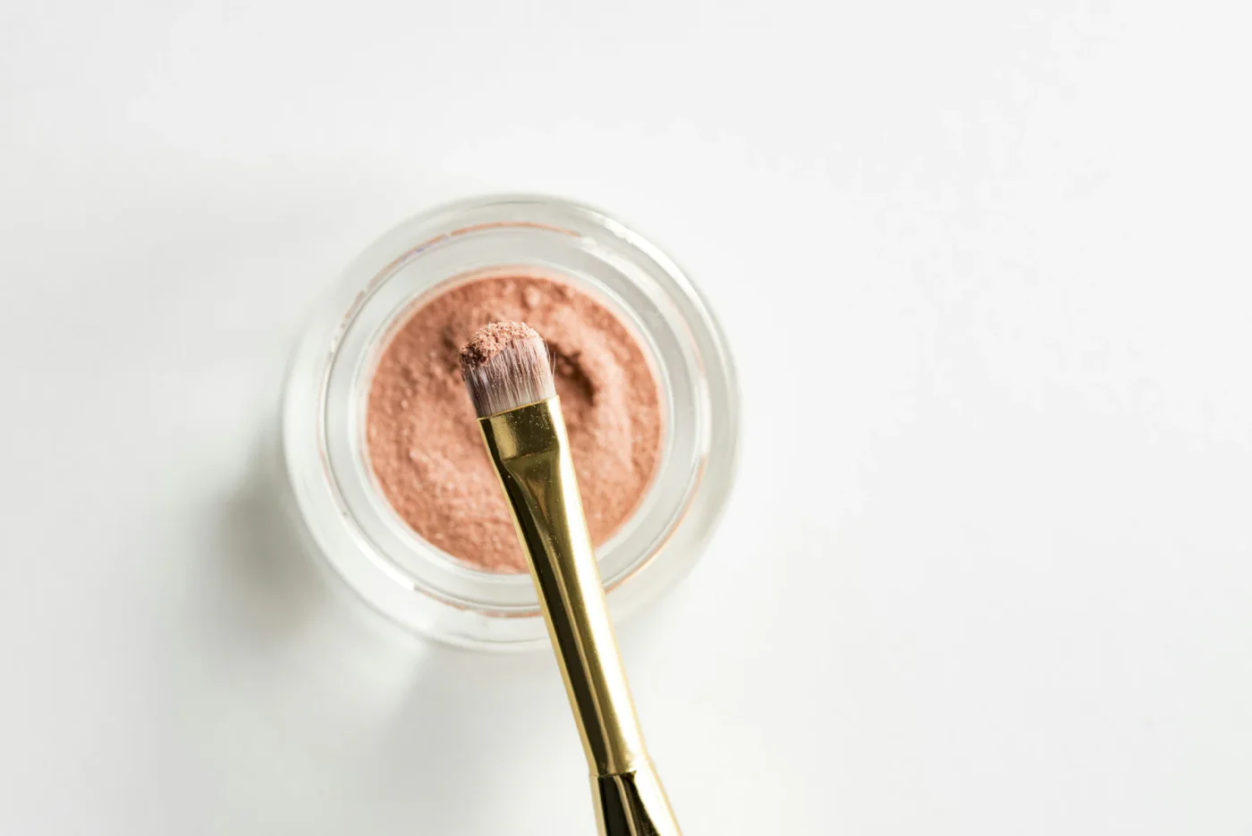 Puder mit Pinsel von oben